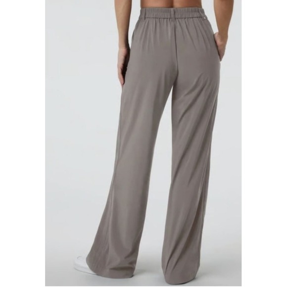 VUORI Villa Trouser Pants Pleated Wide Leg Flowy Walnut Beige Womens Sz L - Picture 3 of 9